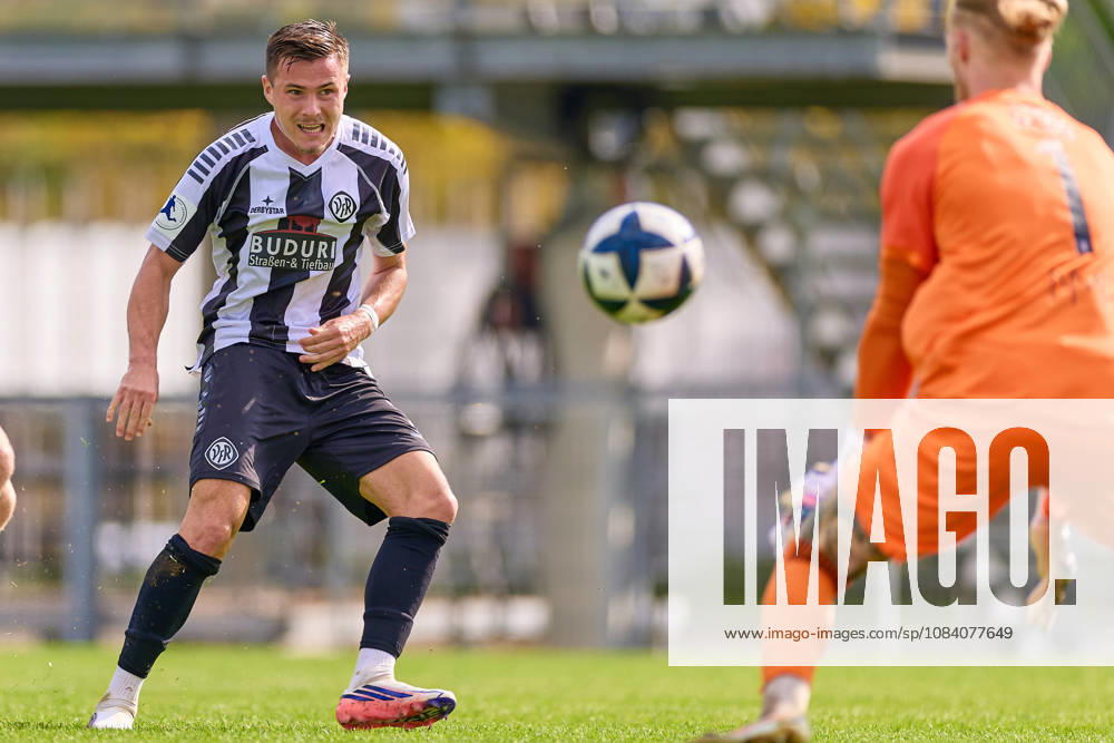 Torschuss Michael Kleinschrodt (VfR Aalen, 09), Lucas Becker (FSV Frankfurt, 01) GER, VfR Aalen vs. FSV Frankfurt, Fussball, Regionalliga Suedwest - Herren, 10. Spieltag, Spielzeit 2026 2027, 03.10.2026 GER, VfR Aalen vs. FSV Frankfurt, Fussball, Regionalliga Suedwest - Herren, 10. Spieltag, Spielzeit 2026 2027, 03.10.2026 Aalen