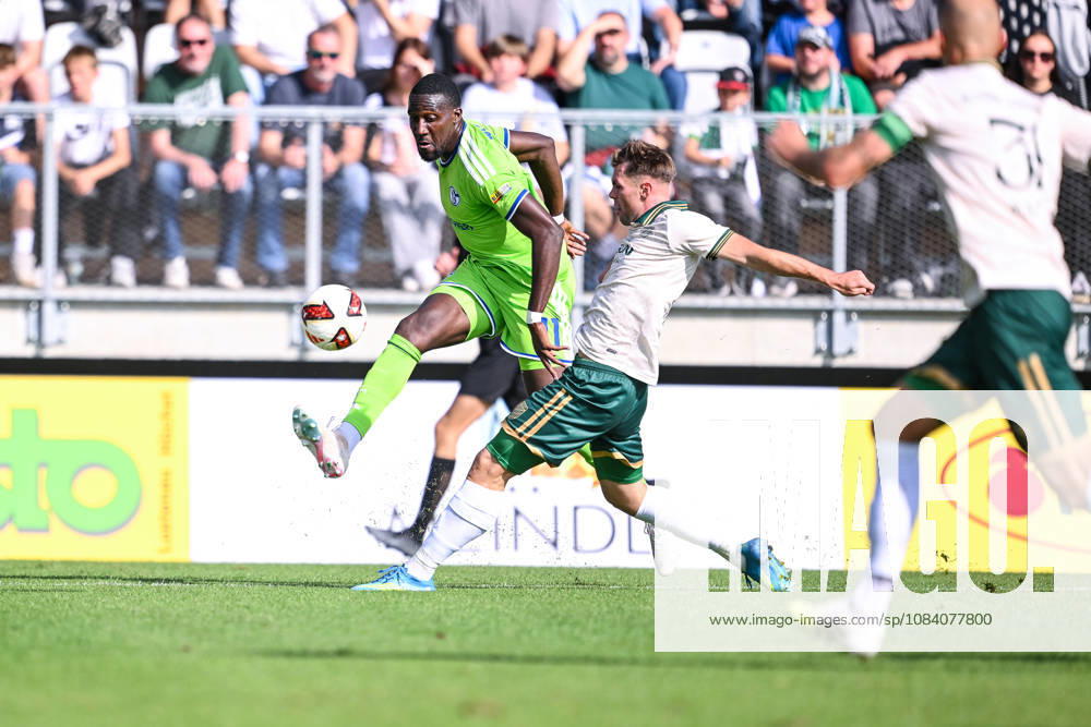 Fussball, Saison 2026 2027, Testspiel, SC Austria Lustenau - FC Schalke 04, Bryan Lasme (FC Schalke 04), Niklas Pertlwieser (SC Austria Lustenau) xRHR-FOTO YYx