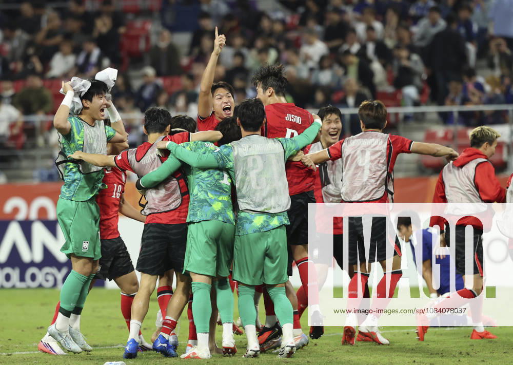 (261003) -- TOYOTA, Oct. 3, 2026 -- Players of South Korea celebrate victory after the men s final match of football between South Korea and Japan at 20th Asian Games Aichi-Nagoya 2026 in Toyota of Aichi Prefecture, Japan, Oct. 3, 2026. ) (SP)JAPAN-TOYOTA-ASIAN GAMES-FOOTBALL-MEN S FINAL-KOR VS JPN JiaxHaocheng