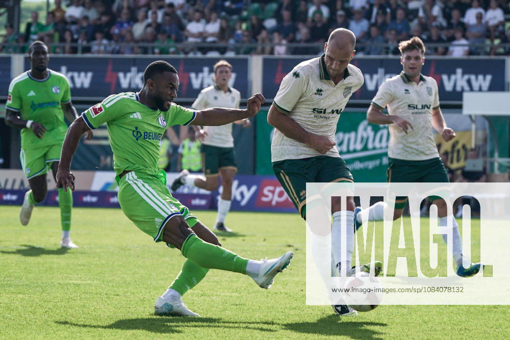 Fussball: Österreich: Testspiel 2025 2026 - 03.10.2026 - SC Austria Lustenau vs. FC Schalke 04 - SUN MINIMEAL Arena (Lustenau, Österreich); Moussa Sylla (Schalke 04), Matthias Maak (Austria Lustenau)