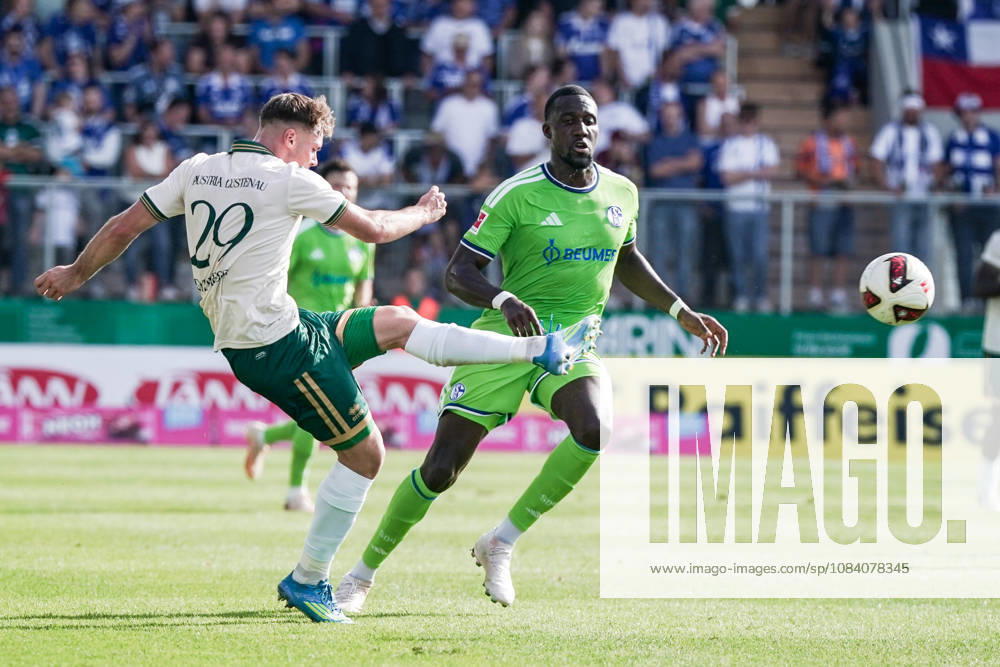 Fussball: Österreich: Testspiel 2025 2026 - 03.10.2026 - SC Austria Lustenau vs. FC Schalke 04 - SUN MINIMEAL Arena (Lustenau, Österreich); Niklas Pertlwieser (Austria Lustenau), Bryan Lasme (Schalke 04)