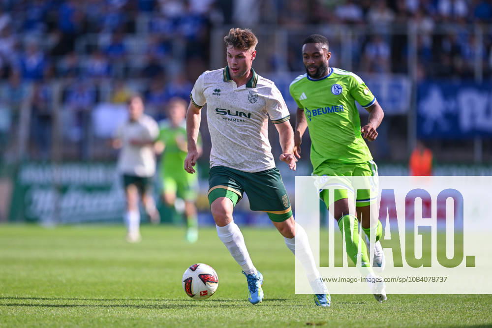 Fussball, Saison 2026 2027, Testspiel, SC Austria Lustenau - FC Schalke 04, Niklas Pertlwieser (SC Austria Lustenau), Moussa Sylla (FC Schalke 04) xRHR-FOTO YYx