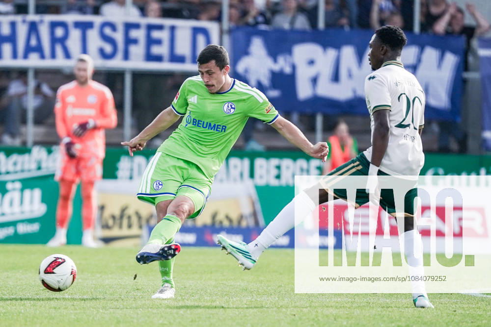 Fussball: Österreich: Testspiel 2025 2026 - 03.10.2026 - SC Austria Lustenau vs. FC Schalke 04 - SUN MINIMEAL Arena (Lustenau, Österreich); Ron Schallenberg (Schalke 04), Lord Afrifa (Austria Lustenau)