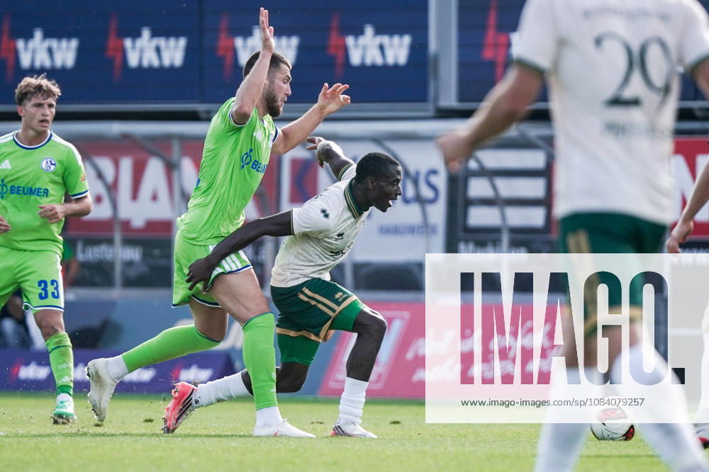 Fussball: Österreich: Testspiel 2025 2026 - 03.10.2026 - SC Austria Lustenau vs. FC Schalke 04 - SUN MINIMEAL Arena (Lustenau, Österreich); Steve Noode (Schalke 04), Precious Benjamin (Austria Lustenau)