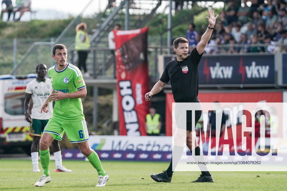 Fussball: Österreich: Testspiel 2025 2026 - 03.10.2026 - SC Austria Lustenau vs. FC Schalke 04 - SUN MINIMEAL Arena (Lustenau, Österreich); Ron Schallenberg (Schalke 04), Schiedsrichter Felix Ouschan
