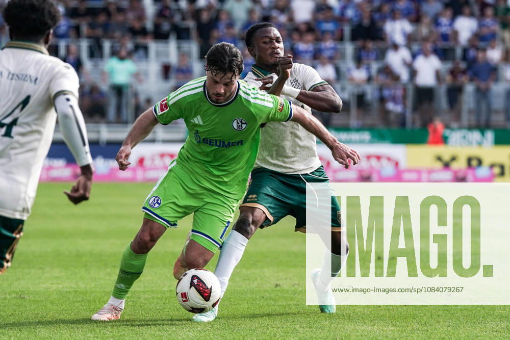 Fussball: Österreich: Testspiel 2025 2026 - 03.10.2026 - SC Austria Lustenau vs. FC Schalke 04 - SUN MINIMEAL Arena (Lustenau, Österreich); Adrian Gantenbein (Schalke 04), Lord Afrifa (Austria Lustenau)