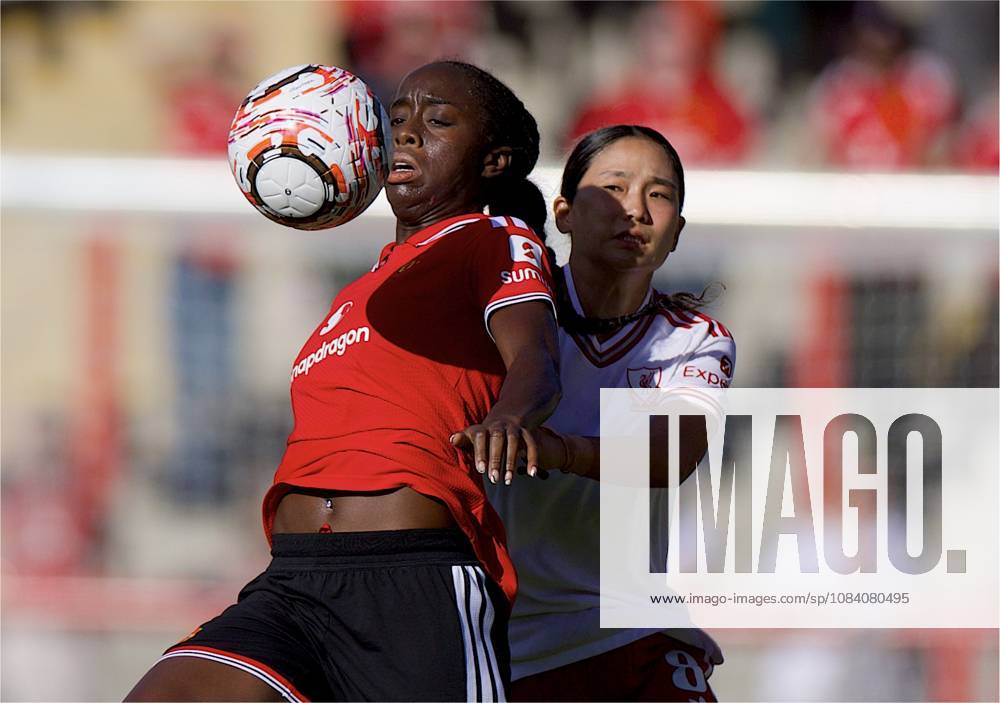 Football - FA Women s Super League - Manchester United, ManU FC Women v Liverpool FC Women LEIGH, ENGLAND - Saturday, October 3, 2026: Manchester United Women s Simi Awujo (L) is challenged by Liverpool FC Women s FÅ«ka Nagano during the FA Womens Super League match between Manchester United FC Women and Liverpool FC Women at Leigh Sports Village. (Photo by David Rawcliffe Propaganda) LEIGH Leigh Sports Village MANCHESTER ENGLAND