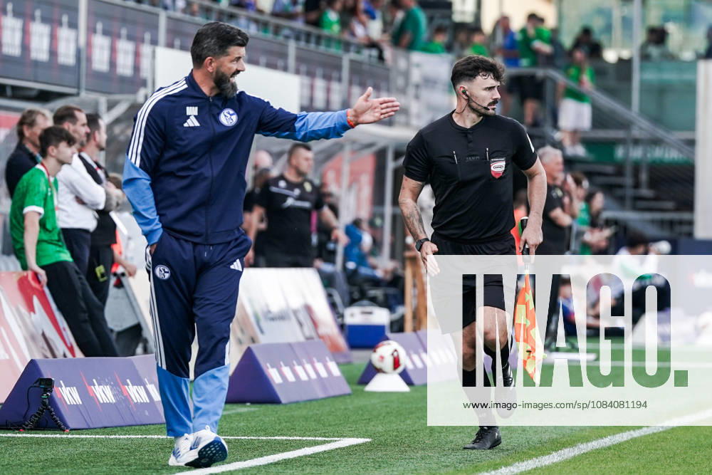 Fussball: Österreich: Testspiel 2025 2026 - 03.10.2026 - SC Austria Lustenau vs. FC Schalke 04 - SUN MINIMEAL Arena (Lustenau, Österreich); Trainer Miron Muslic (Schalke 04), Linienrichter Nicolas Brunner