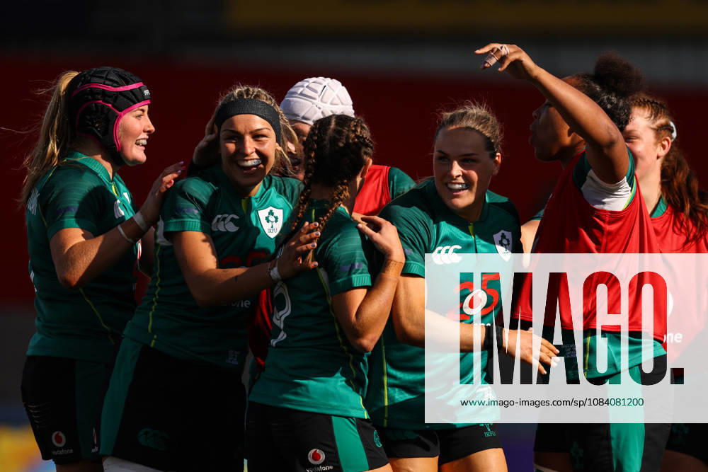 Women s International Test Match, Virgin Media Park, Cork 3 10 2026 Ireland vs Japan Ireland s Béibhinn Parsons celebrates with Fiona Tuite-O Sullivan, Erin King, Emily Lane and Grace Moore after scoring her side s fifth try 3 10 2026