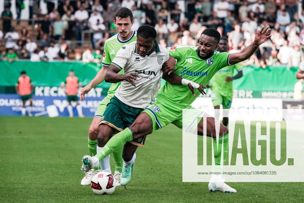 Fussball: Österreich: Testspiel 2025 2026 - 03.10.2026 - SC Austria Lustenau vs. FC Schalke 04 - SUN MINIMEAL Arena (Lustenau, Österreich); Moussa Sylla (Schalke 04), Lord Afrifa (Austria Lustenau), Ron Schallenberg (Schalke 04)