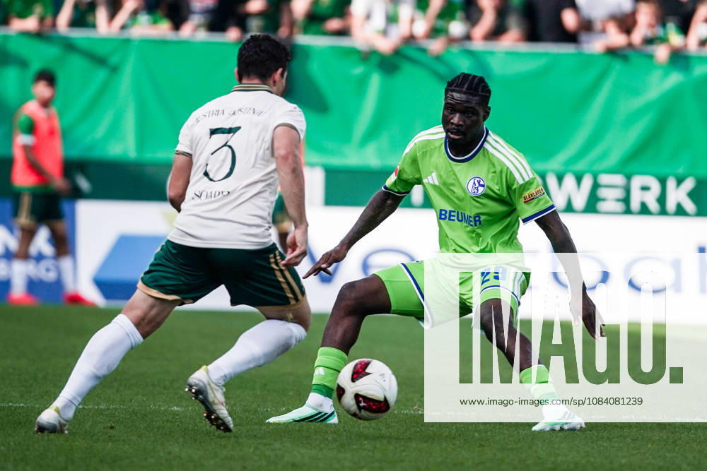 Fussball: Österreich: Testspiel 2025 2026 - 03.10.2026 - SC Austria Lustenau vs. FC Schalke 04 - SUN MINIMEAL Arena (Lustenau, Österreich); Danilo Soares (Austria Lustenau), Junior Dina Ebimbe (Schalke 04)