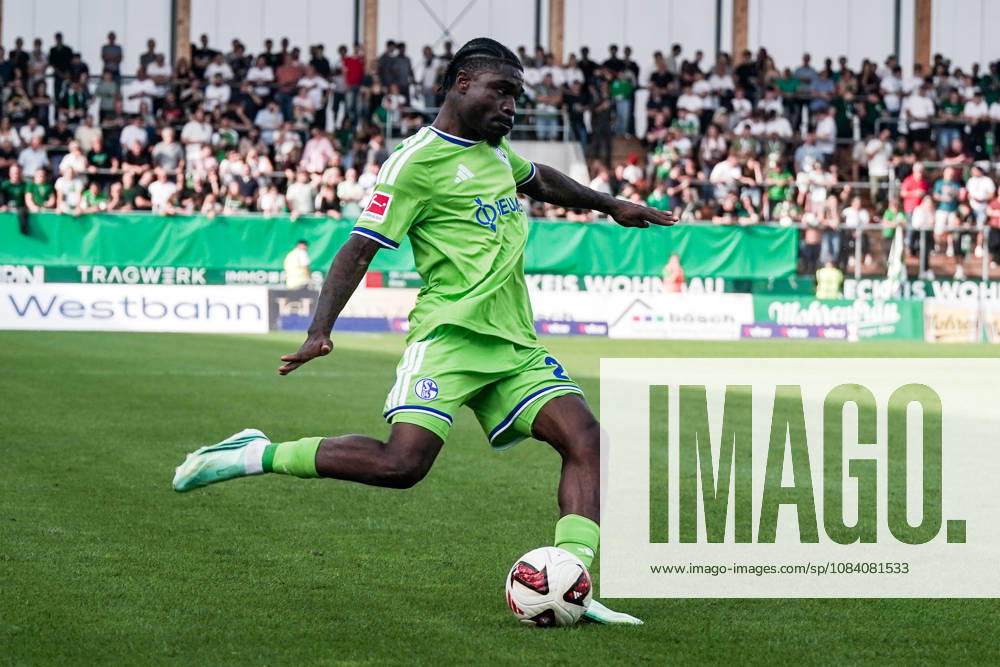 Fussball: Österreich: Testspiel 2025 2026 - 03.10.2026 - SC Austria Lustenau vs. FC Schalke 04 - SUN MINIMEAL Arena (Lustenau, Österreich); Junior Dina Ebimbe (Schalke 04)