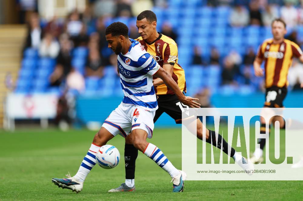 Andy Rinomhota of Reading and Kayden Jackson of Bradford City. Reading v Bradford City, EFL Sky Bet League One, Football, Select Car Leasing Stadium, Reading, UK - 03 Oct 2026Reading Select Car Leasing Stadium United Kingdom