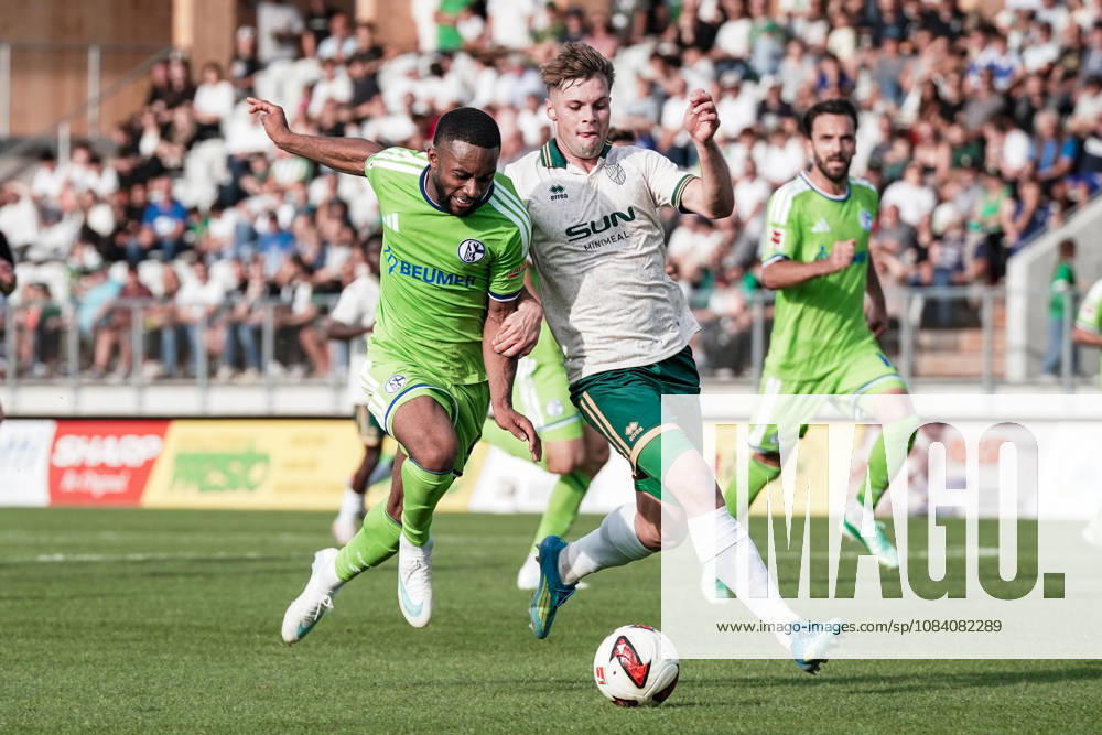 Fussball: Österreich: Testspiel 2025 2026 - 03.10.2026 - SC Austria Lustenau vs. FC Schalke 04 - SUN MINIMEAL Arena (Lustenau, Österreich); Moussa Sylla (Schalke 04), Niklas Pertlwieser (Austria Lustenau)