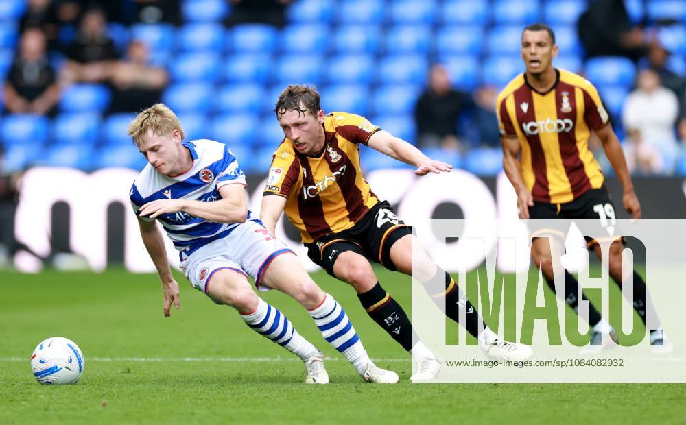 Paddy Lane of Reading and Matthew Pennington of Bradford City. Reading v Bradford City, EFL Sky Bet League One, Football, Select Car Leasing Stadium, Reading, UK - 03 Oct 2026Reading Select Car Leasing Stadium United Kingdom