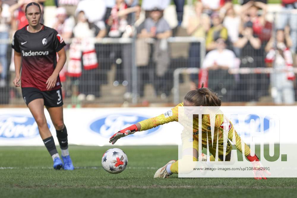 Torfrau Anna Reimann (SC Freiburg) in Aktion, am Ball, Einzelaktion waehrend des Spiels der Frauen Bundesliga zwischen 1.FC Koeln und SC Freiburg, Franz-Kremer-Stadion am 03. October 2026 in Koeln, Deutschland. (Foto von Oliver Kaelke DeFodi Images) +++ Torfrau Anna Reimann (SC Freiburg) controls the ball during the Bundesliga match between 1.FC Koeln and SC Freiburg at Franz-Kremer-Stadion on October 3, 2026 in Cologne, Germany. (Photo by Oliver Kaelke DeFodi Images) DFB DFL REGULATIONS PROHIBIT ANY USE OF PHOTOGRAPHS AS IMAGE SEQUENCES AND OR QUASI-VIDEO. (Photo by Oliver Kaelke DeFodi Images) -