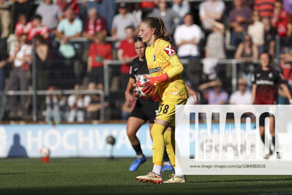 Torfrau Anna Reimann (SC Freiburg) schaut waehrend des Spiels der Frauen Bundesliga zwischen 1.FC Koeln und SC Freiburg, Franz-Kremer-Stadion am 03. October 2026 in Koeln, Deutschland. (Foto von Oliver Kaelke DeFodi Images) +++ Torfrau Anna Reimann (SC Freiburg) looks on during the Bundesliga match between 1.FC Koeln and SC Freiburg at Franz-Kremer-Stadion on October 3, 2026 in Cologne, Germany. (Photo by Oliver Kaelke DeFodi Images) DFB DFL REGULATIONS PROHIBIT ANY USE OF PHOTOGRAPHS AS IMAGE SEQUENCES AND OR QUASI-VIDEO. (Photo by Oliver Kaelke DeFodi Images) -