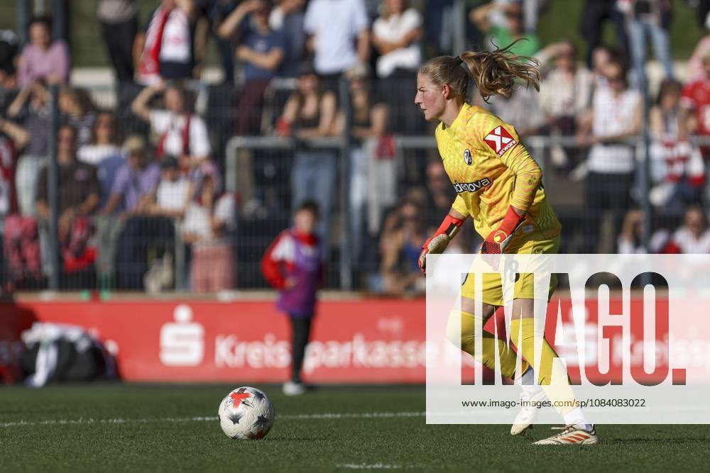 Torfrau Anna Reimann (SC Freiburg) in Aktion, am Ball, Einzelaktion waehrend des Spiels der Frauen Bundesliga zwischen 1.FC Koeln und SC Freiburg, Franz-Kremer-Stadion am 03. October 2026 in Koeln, Deutschland. (Foto von Oliver Kaelke DeFodi Images) +++ Torfrau Anna Reimann (SC Freiburg) controls the ball during the Bundesliga match between 1.FC Koeln and SC Freiburg at Franz-Kremer-Stadion on October 3, 2026 in Cologne, Germany. (Photo by Oliver Kaelke DeFodi Images) DFB DFL REGULATIONS PROHIBIT ANY USE OF PHOTOGRAPHS AS IMAGE SEQUENCES AND OR QUASI-VIDEO. (Photo by Oliver Kaelke DeFodi Images) -