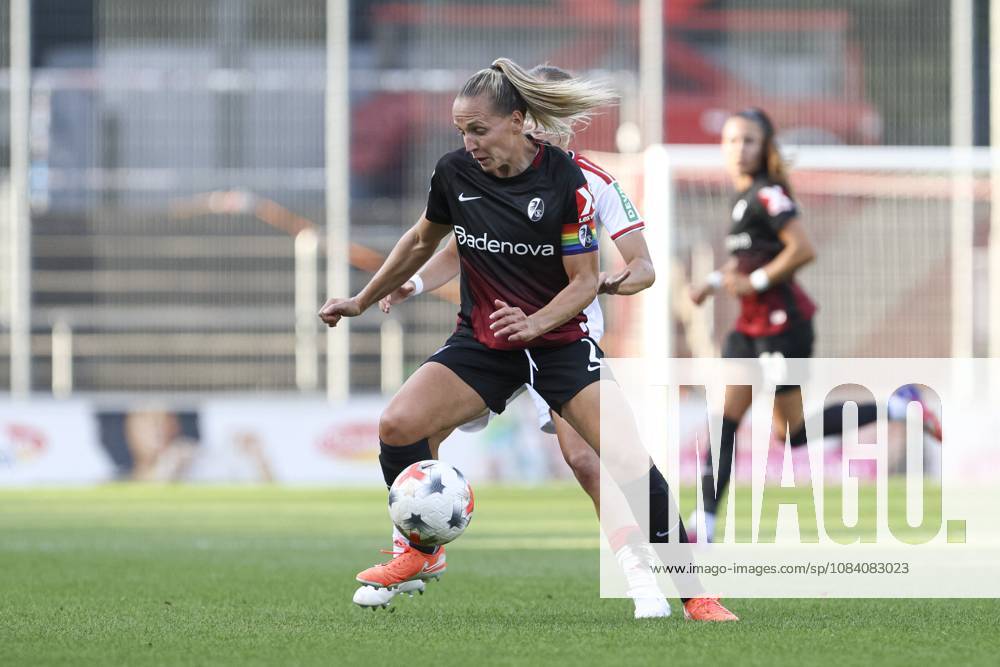 Lisa Karl (SC Freiburg) und Beke Sterner (1. FC Koeln) im Zweikampf waehrend des Spiels der Frauen Bundesliga zwischen 1.FC Koeln und SC Freiburg, Franz-Kremer-Stadion am 03. October 2026 in Koeln, Deutschland. (Foto von Oliver Kaelke DeFodi Images) +++ Lisa Karl (SC Freiburg) und Beke Sterner (1. FC Koeln) battle for the ball during the Bundesliga match between 1.FC Koeln and SC Freiburg at Franz-Kremer-Stadion on October 3, 2026 in Cologne, Germany. (Photo by Oliver Kaelke DeFodi Images) DFB DFL REGULATIONS PROHIBIT ANY USE OF PHOTOGRAPHS AS IMAGE SEQUENCES AND OR QUASI-VIDEO. (Photo by Oliver Kaelke DeFodi Images) -