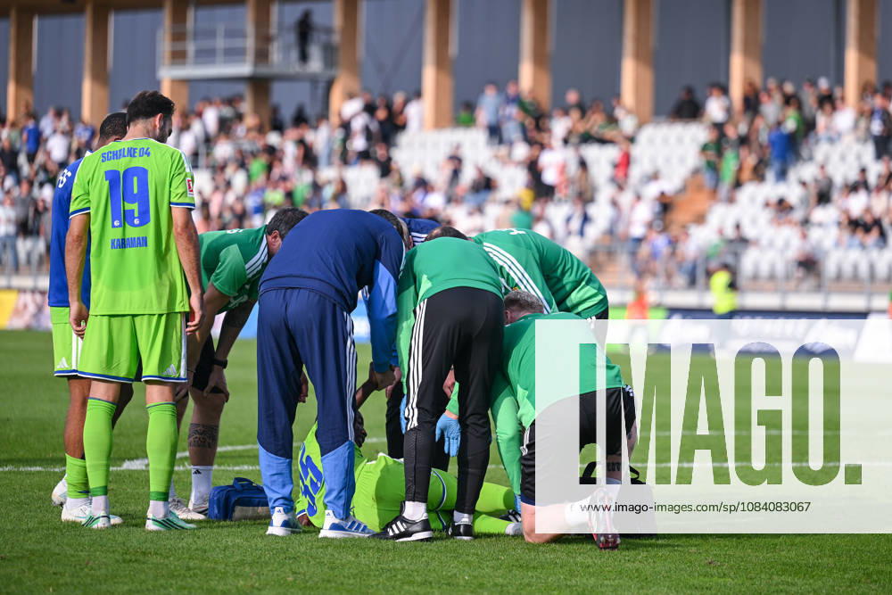 Fussball, Saison 2026 2027, Testspiel, SC Austria Lustenau - FC Schalke 04, Paul Ndiaye (FC Schalke 04 ) liegt verletzt am Boden und wird behandelt, Trainer Miron Muslic (FC Schalke 04) hält seine Hand, xRHR-FOTO YYx