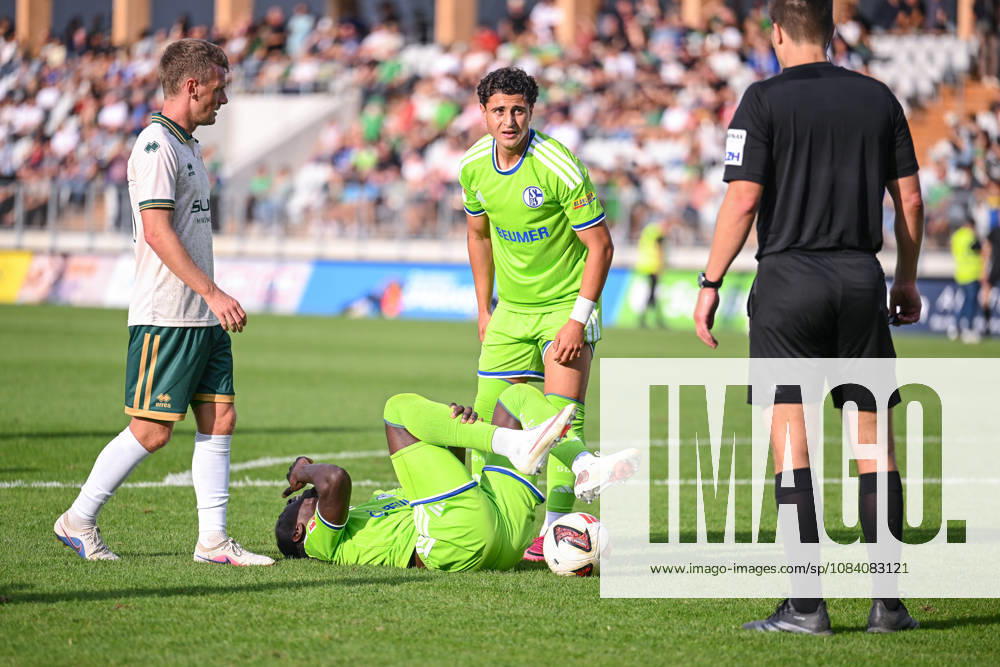 Fussball, Saison 2026 2027, Testspiel, SC Austria Lustenau - FC Schalke 04, Paul Ndiaye (FC Schalke 04 ) liegt verletzt am Boden und hält sich das Bein, xRHR-FOTO YYx