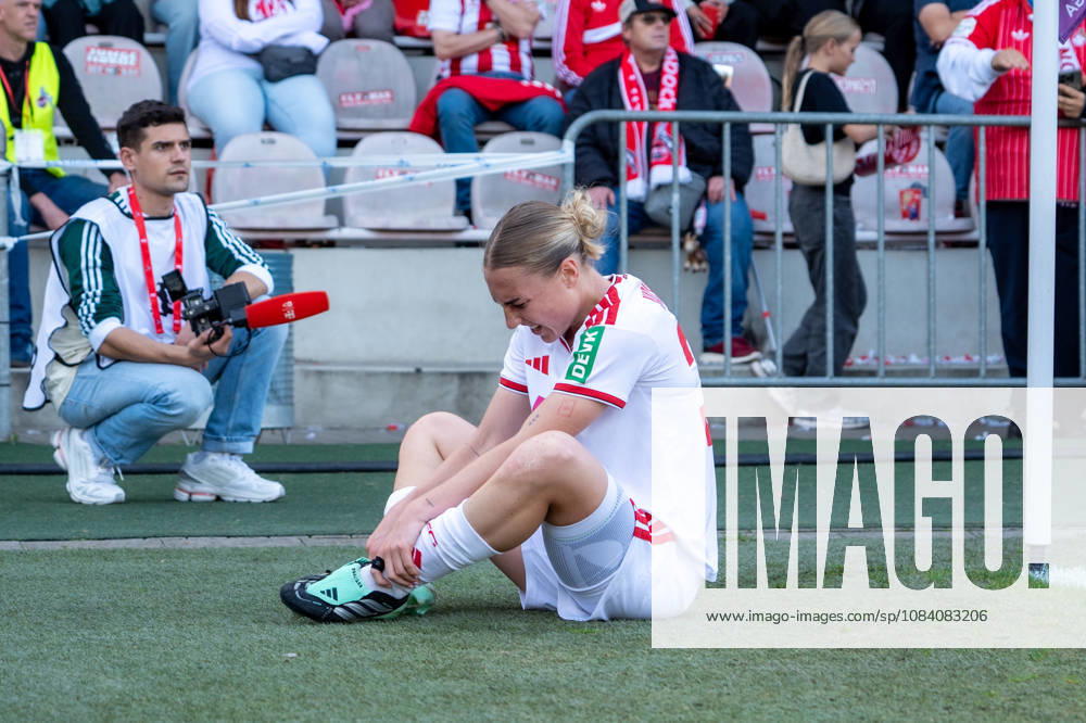 Deutschland: Google Pixel Frauen-Bundesliga 2026 2027, 6.Spieltag, 1.FC Köln vs SC Freiburg, Samstag, 03.10.2026, Franz-Kremer-Stadion (Köln-Westfalen): Sophie Nachtigall (1.FC Köln,30) Verletzt, Verletzung, am Boden, auf dem Spielfeld Köln Franz-Kremer-Stadion, Köln Deutschland