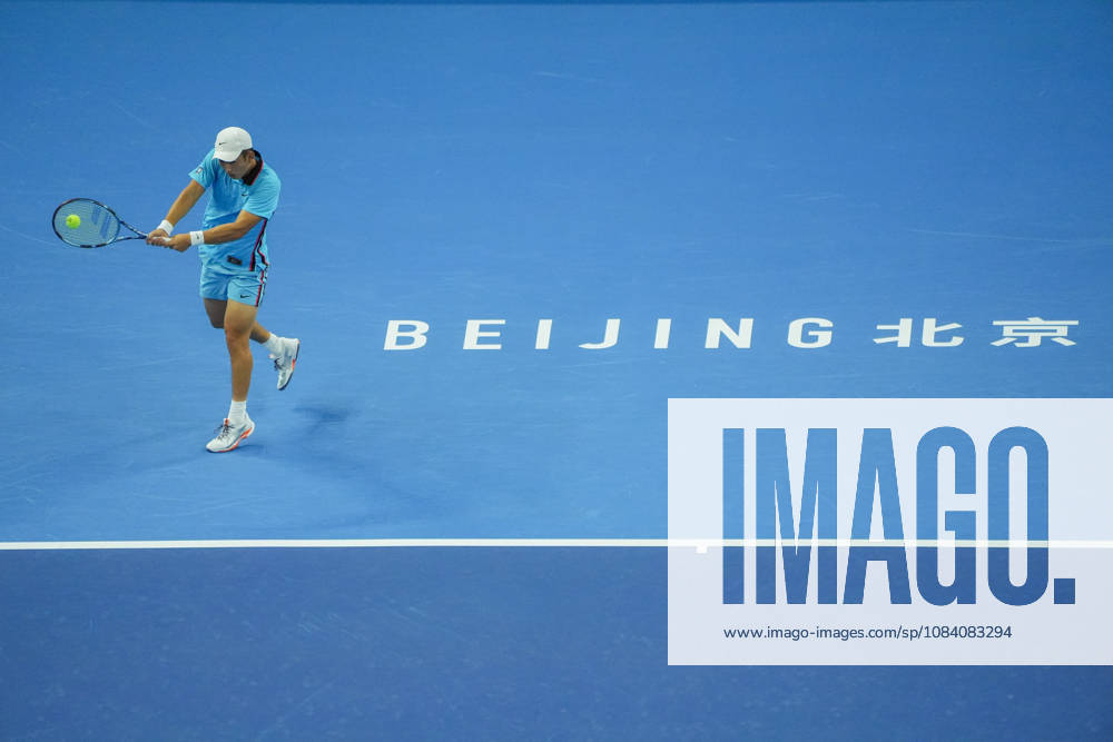 (261003) -- BEIJING, Oct. 3, 2026 -- Shang Juncheng of China hits a return to Alexander Zverev of Germany during the men s singles second round match at 2026 China Open tennis tournament in Beijing, China, Oct. 3, 2026. ) (SP)CHINA-BEIJING-TENNIS-CHINA OPEN-MEN S SINGLES(CN) XiexHan
