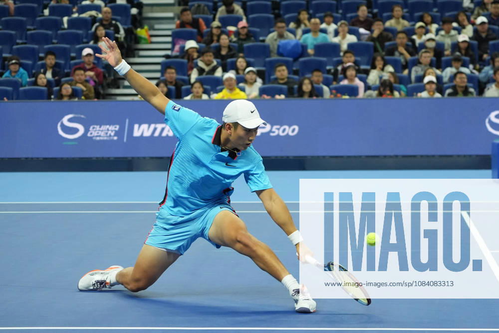 (261003) -- BEIJING, Oct. 3, 2026 -- Shang Juncheng of China hits a return to Alexander Zverev of Germany during the men s singles second round match at 2026 China Open tennis tournament in Beijing, China, Oct. 3, 2026. ) (SP)CHINA-BEIJING-TENNIS-CHINA OPEN-MEN S SINGLES(CN) XiexHan