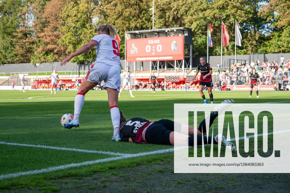Deutschland: Google Pixel Frauen-Bundesliga 2026 2027, 6.Spieltag, 1.FC Köln vs SC Freiburg, Samstag, 03.10.2026, Franz-Kremer-Stadion (Köln-Westfalen): Pauline Bremer (1.FC Köln, 9) Zweikampf, Spielszene, Duell, duel, tackle, tackling, Dynamik, Action, Aktion gegen Julia Stierli (SC Freiburg, 5) Köln Franz-Kremer-Stadion, Köln Deutschland