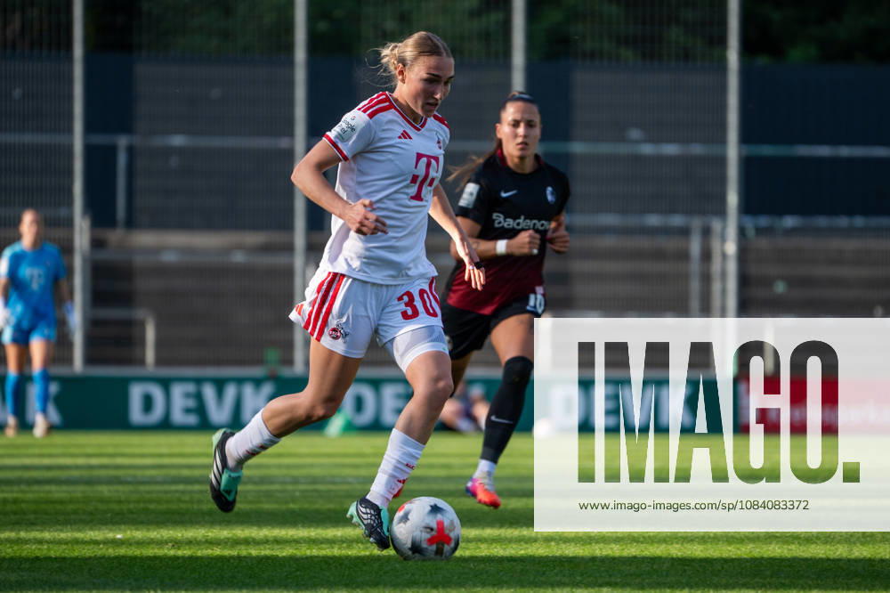 Deutschland: Google Pixel Frauen-Bundesliga 2026 2027, 6.Spieltag, 1.FC Köln vs SC Freiburg, Samstag, 03.10.2026, Franz-Kremer-Stadion (Köln-Westfalen): Sophie Nachtigall (1.FC Köln,30) in Aktion, am Ball auch Selina Vobian (SC Freiburg, 10) im Bild Köln Franz-Kremer-Stadion, Köln Deutschland