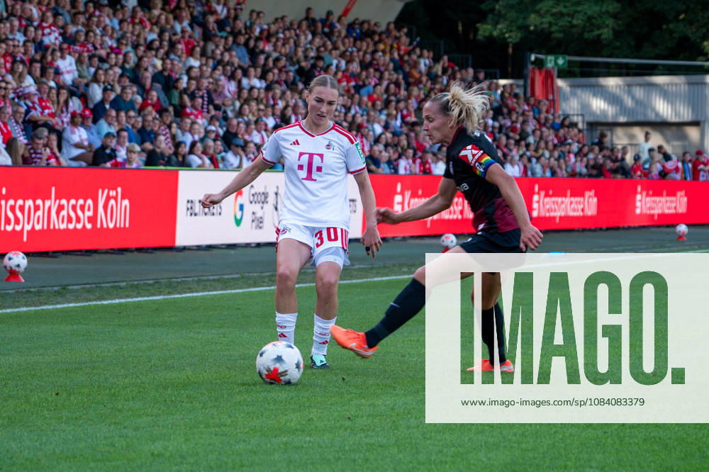Deutschland: Google Pixel Frauen-Bundesliga 2026 2027, 6.Spieltag, 1.FC Köln vs SC Freiburg, Samstag, 03.10.2026, Franz-Kremer-Stadion (Köln-Westfalen): Sophie Nachtigall (1.FC Köln,30) Zweikampf, Spielszene, Duell, duel, tackle, tackling, Dynamik, Action, Aktion gegen Lisa Karl (SC Freiburg, 2) Köln Franz-Kremer-Stadion, Köln Deutschland