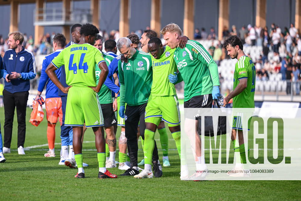 Fussball, Saison 2026 2027, Testspiel, SC Austria Lustenau - FC Schalke 04, Paul Ndiaye (FC Schalke 04 ) wird verletzt vom Platz gebracht, xRHR-FOTO YYx
