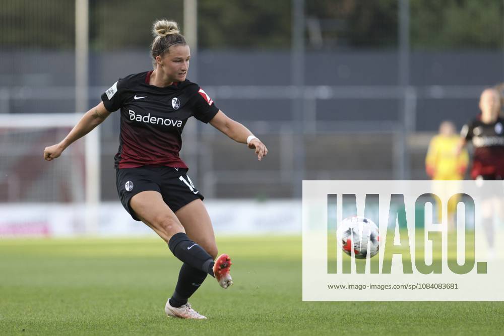 Carina Brunold (SC Freiburg) in Aktion, am Ball, Einzelaktion waehrend des Spiels der Frauen Bundesliga zwischen 1.FC Koeln und SC Freiburg, Franz-Kremer-Stadion am 03. October 2026 in Koeln, Deutschland. (Foto von Oliver Kaelke DeFodi Images) +++ Carina Brunold (SC Freiburg) controls the ball during the Bundesliga match between 1.FC Koeln and SC Freiburg at Franz-Kremer-Stadion on October 3, 2026 in Cologne, Germany. (Photo by Oliver Kaelke DeFodi Images) DFB DFL REGULATIONS PROHIBIT ANY USE OF PHOTOGRAPHS AS IMAGE SEQUENCES AND OR QUASI-VIDEO. (Photo by Oliver Kaelke DeFodi Images) -