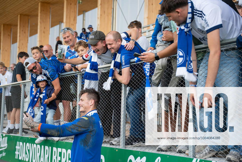 Fussball, Saison 2026 2027, Testspiel, SC Austria Lustenau - FC Schalke 04, Torwart Kevin Müller (FC Schalke 04) geht nach zu den Fans und verschenkt seine Handschuhe, xRHR-FOTO YYx