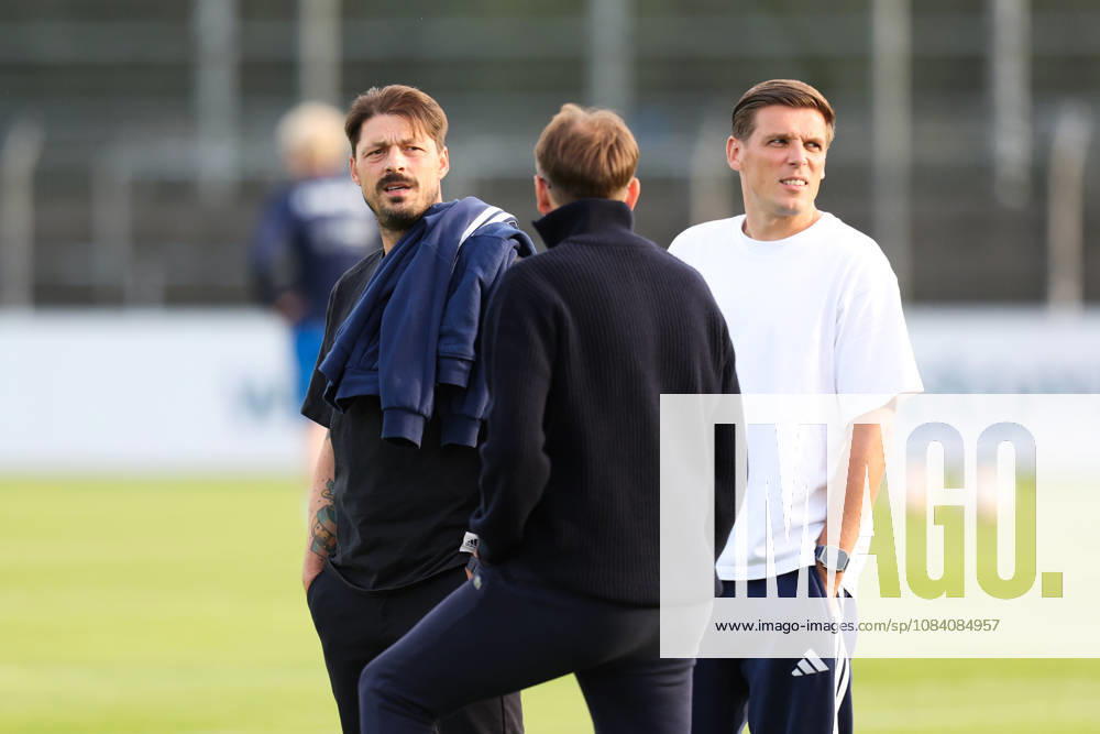 Fussball, Herren, Regionalliga Nord, 12. Spieltag, BSV Kickers Emden - SV Todesfelde Trainer Björn Lindemann (BSV Kickers Emden)