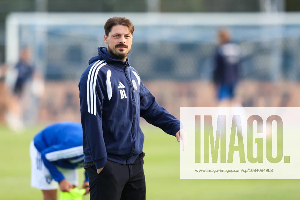 Fussball, Herren, Regionalliga Nord, 12. Spieltag, BSV Kickers Emden - SV Todesfelde Trainer Björn Lindemann (BSV Kickers Emden)