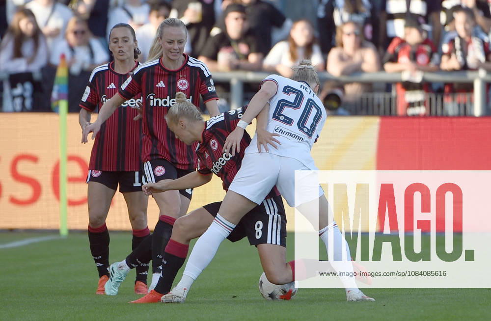 Fussball Google Pixel Frauen-Bundesliga, Eintracht Frankfurt - FC Bayern München v.l. Hanna Bennison (Eintracht Frankfurt Damen), Franziska Kett (FC Bayern München Frauen) Frankfurt am Main