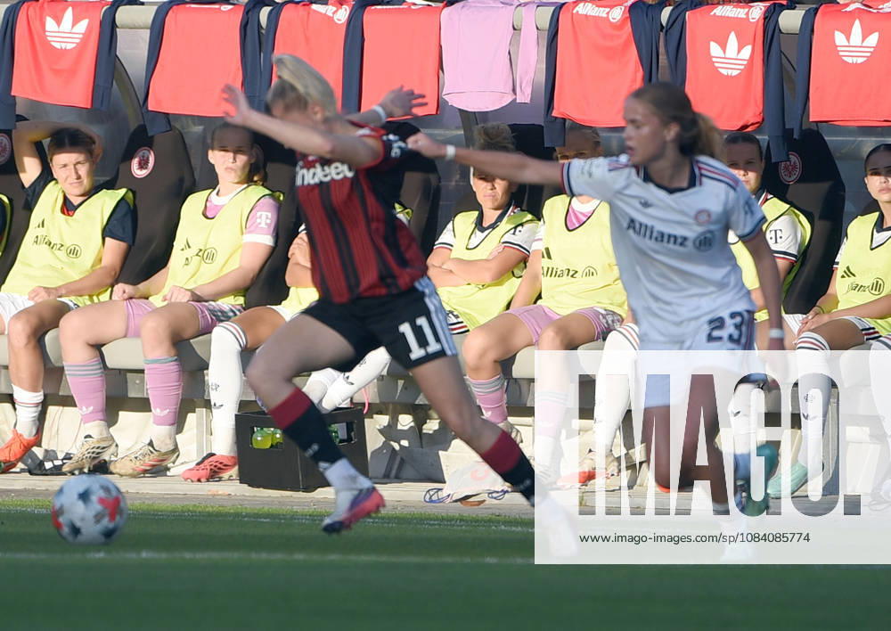 Fussball Google Pixel Frauen-Bundesliga, Eintracht Frankfurt - FC Bayern München v.l. Nina Lührßen (Eintracht Frankfurt Damen), Sophie Proost (FC Bayern München Frauen) Frankfurt am Main
