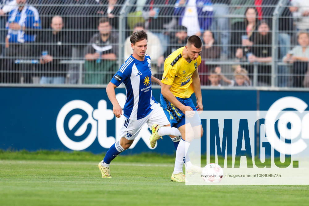 Fussball, Herren, Regionalliga Nord, 12. Spieltag, BSV Kickers Emden - SV Todesfelde Nick Stepantsev (weiß 39 BSV Kickers Emden) im Zweikampf mit Moritz Bennet Grosche (18 SV Todesfelde)