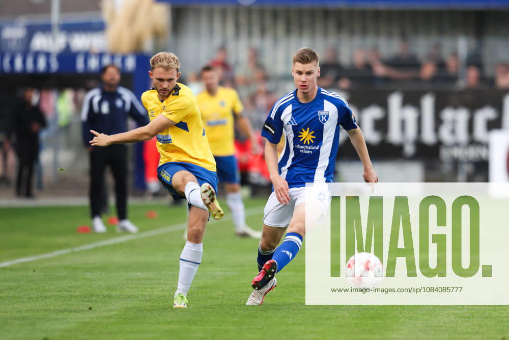 Fussball, Herren, Regionalliga Nord, 12. Spieltag, BSV Kickers Emden - SV Todesfelde Jannes Warnken (weiß 23 BSV Kickers Emden) im Zweikampf mit Tyler Körting (25 SV Todesfelde)