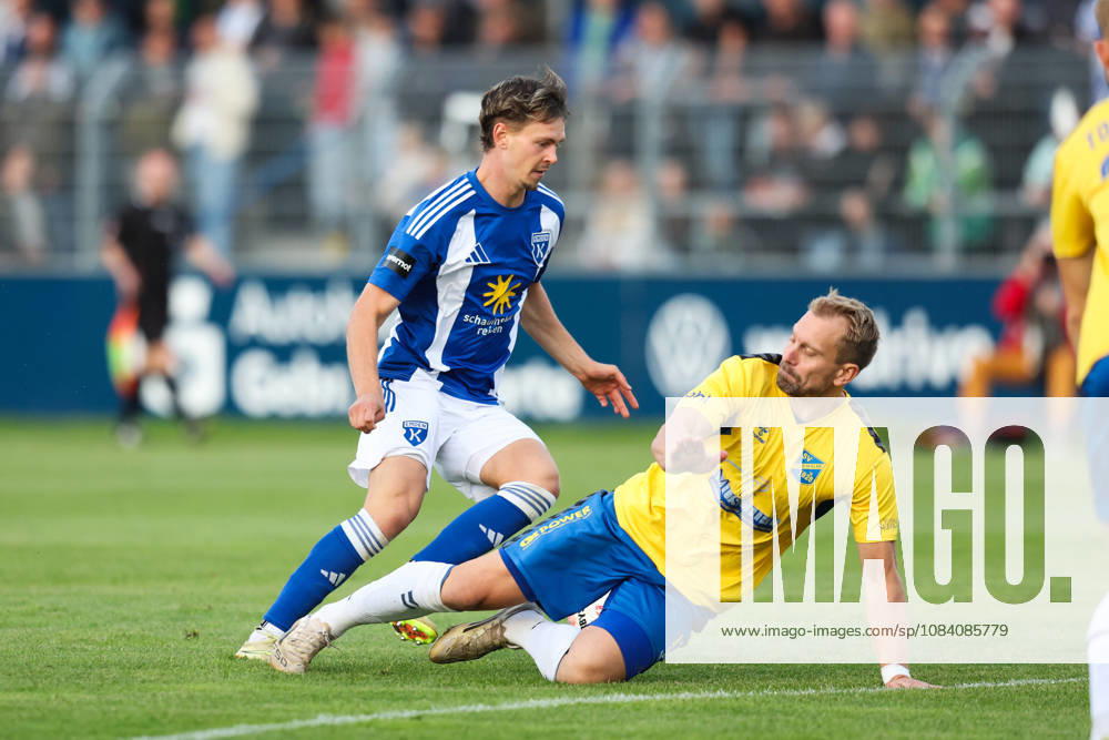 Fussball, Herren, Regionalliga Nord, 12. Spieltag, BSV Kickers Emden - SV Todesfelde Nick Stepantsev (weiß 39 BSV Kickers Emden) im Zweikampf mit Christian Rave (13 SV Todesfelde)