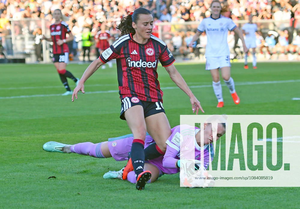 Fussball Google Pixel Frauen-Bundesliga, Eintracht Frankfurt - FC Bayern München v.l. Hayley Raso (Eintracht Frankfurt Damen), Eno Mahmutovic (FC Bayern München Frauen) Frankfurt am Main