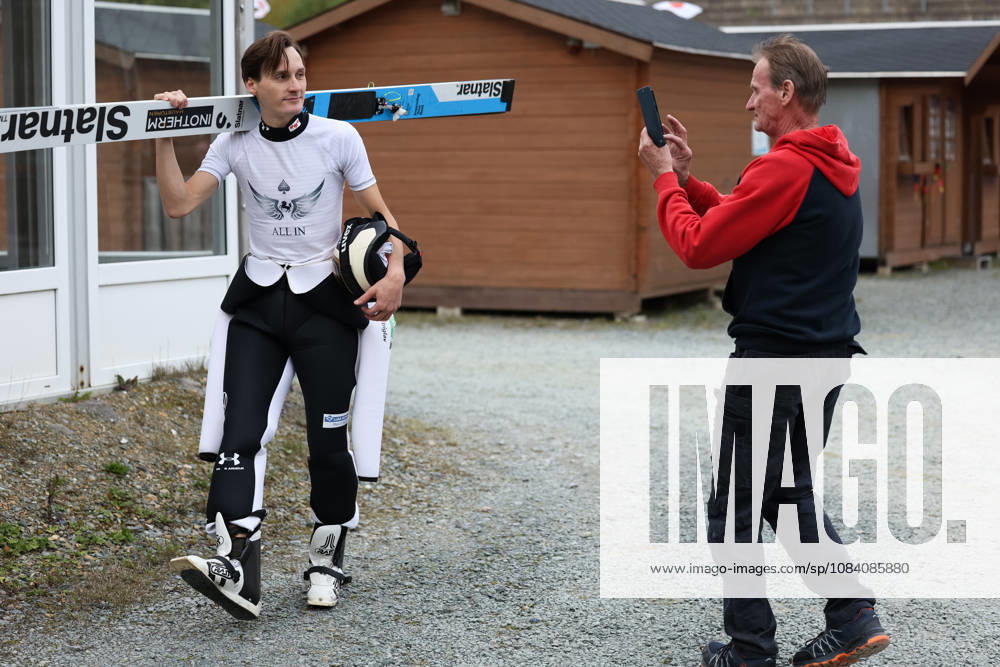 Skispringen, Männer, FIS Continental Cup, Sommer Saison 2026, Einzelwettbewerb Domen Prevc (SLO, links) lässt sich von Klaus Ostwald (ehemaliger Skispringer) fotografieren Klingenthal Vogtland Arena Sachsen Deutschland