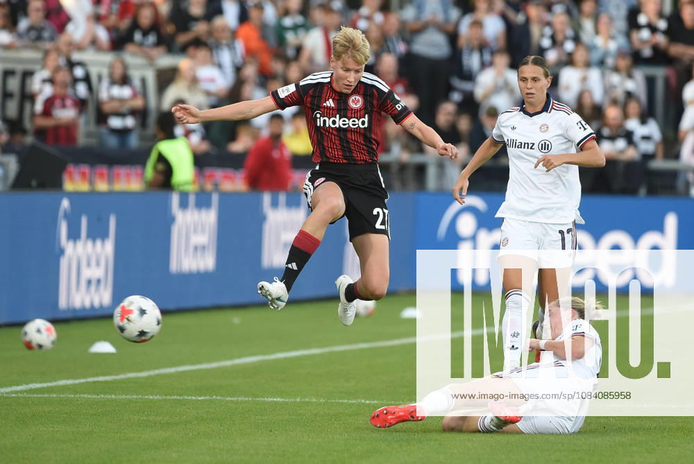 Fussball Google Pixel Frauen-Bundesliga, Eintracht Frankfurt - FC Bayern München v.l. Paulina Krumbiegel (Eintracht Frankfurt Damen), Klara Bühl (FC Bayern München Frauen), Alarm Sehitler (FC Bayern München Frauen) Frankfurt am Main