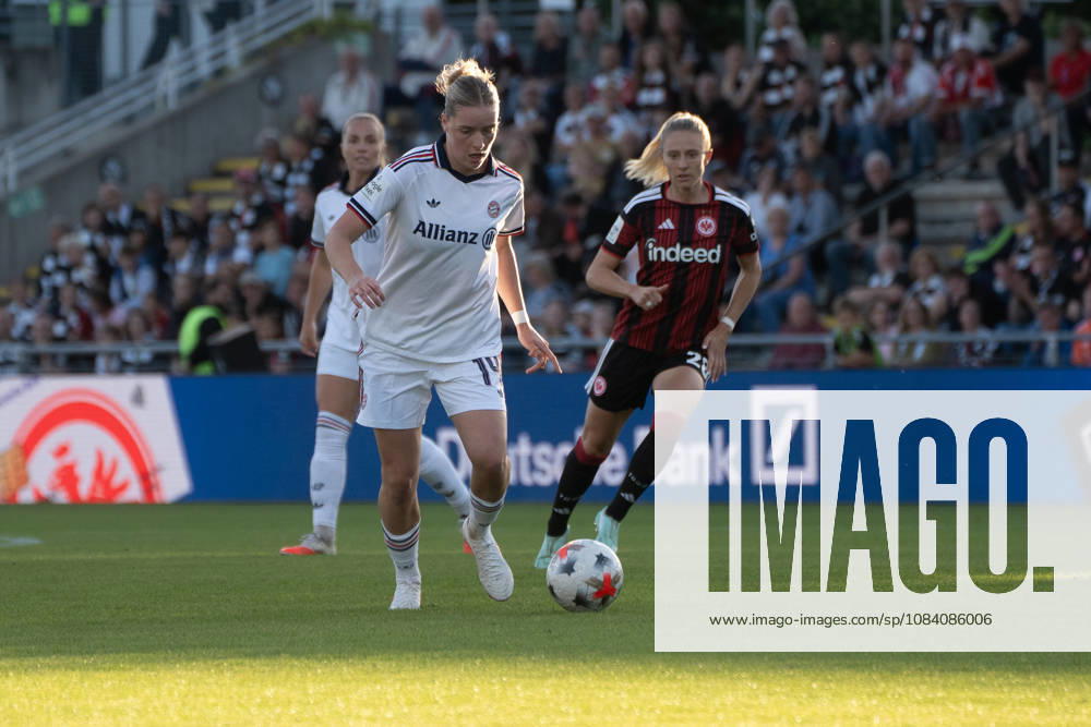 Fussball Google Pixel Frauen-Bundesliga, Eintracht Frankfurt - FC Bayern München v.l. Alara Åžehitler (FC Bayern München), Rebecka Blomqvist (Eintracht Frankfurt) im Zweikampf Frankfurt am Main