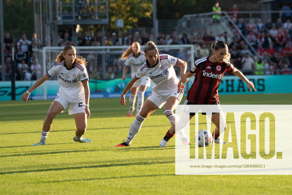 Fussball Google Pixel Frauen-Bundesliga, Eintracht Frankfurt - FC Bayern München v.l. Sophie Proost (FC Bayern München), Giulia Gwinn (FC Bayern München), Ereleta Memeti (Eintracht Frankfurt) im Zweikampf Frankfurt am Main