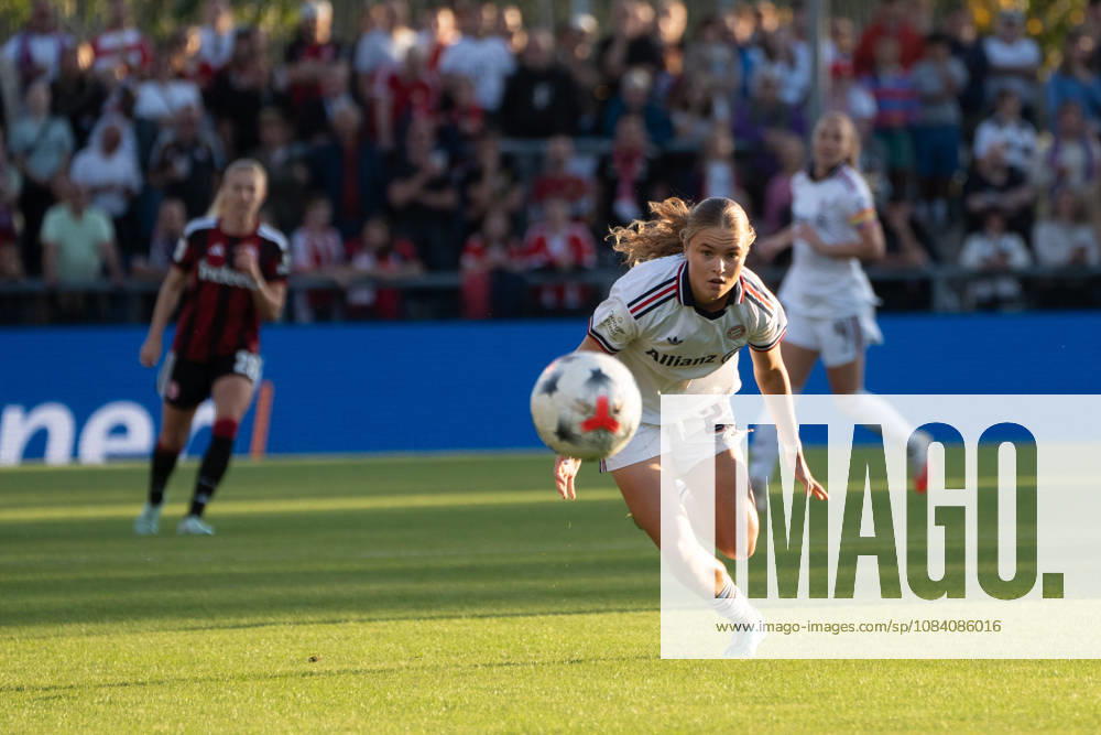 Fussball Google Pixel Frauen-Bundesliga, Eintracht Frankfurt - FC Bayern München Sophie Proost (FC Bayern München) jagt dem Ball hinterher Frankfurt am Main