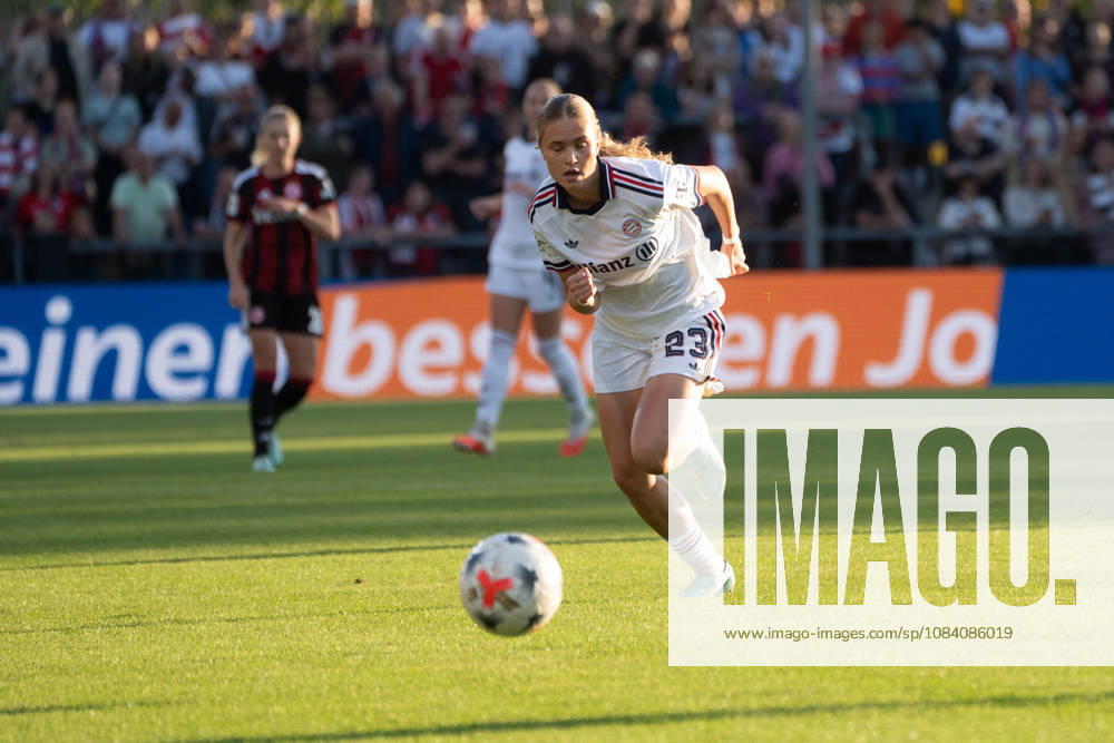 Fussball Google Pixel Frauen-Bundesliga, Eintracht Frankfurt - FC Bayern München Sophie Proost (FC Bayern München) jagt dem Ball hinterher Frankfurt am Main