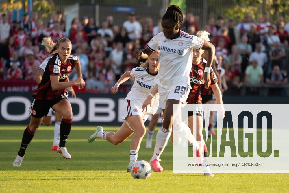 Fussball Google Pixel Frauen-Bundesliga, Eintracht Frankfurt - FC Bayern München Edna Imade (FC Bayern München) läuft den Gegenspielerinnen weg Frankfurt am Main