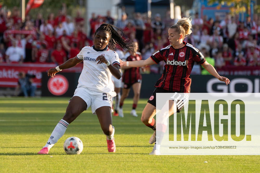 Fussball Google Pixel Frauen-Bundesliga, Eintracht Frankfurt - FC Bayern München v.l. Edna Imade (FC Bayern München) im Zweikampf mit Nina Lührßen (Eintracht Frankfurt) Frankfurt am Main